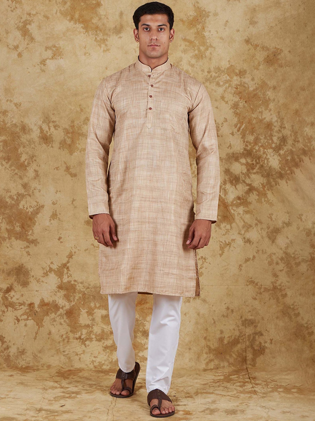 

BLUESAANCHI Textured Mandarin Collar Straight Kurta With Trousers, Beige