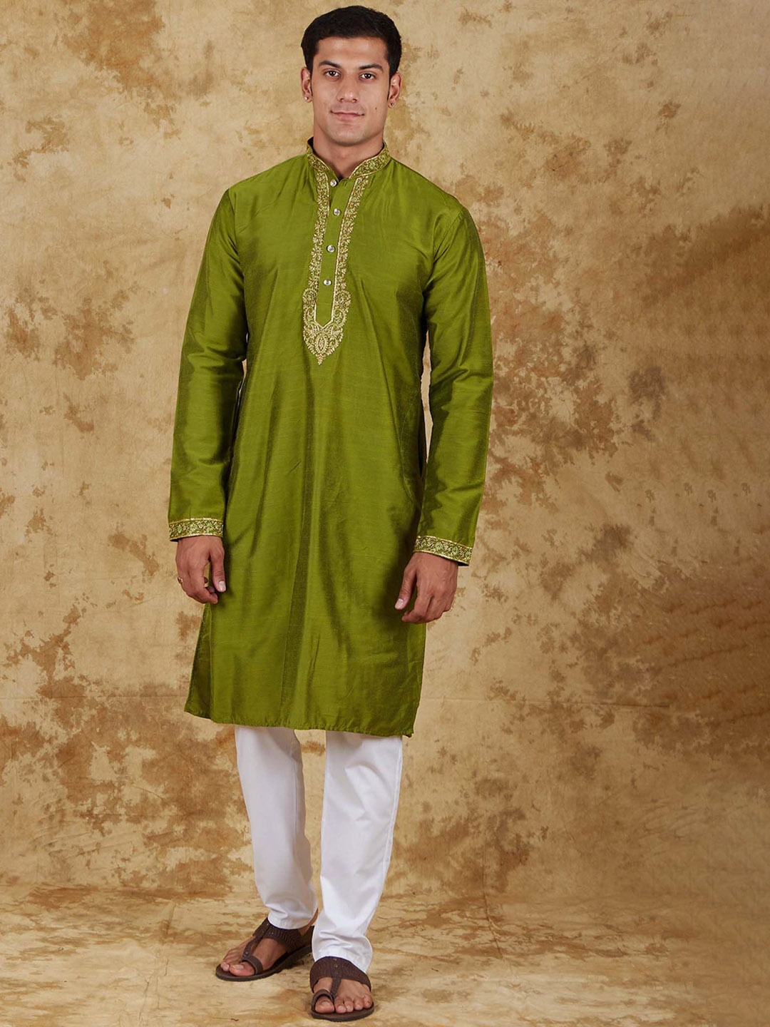 

BLUESAANCHI Floral Yoke Design Beads and Stones Mandarin Collar Kurta With Trousers, Green