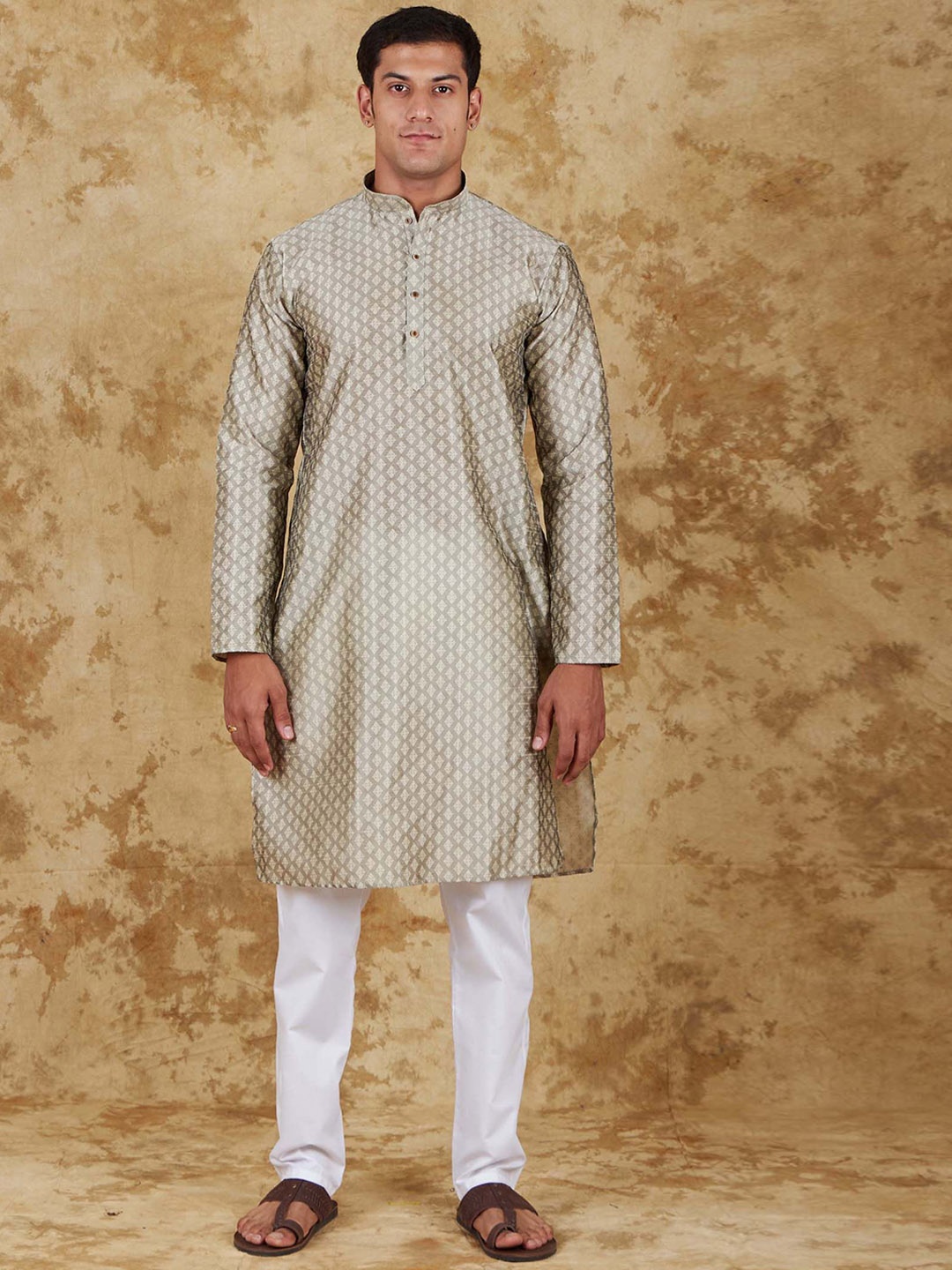 

BLUESAANCHI Ethnic Motifs Woven Design Mandarin Collar Straight Kurta With Trousers, Silver