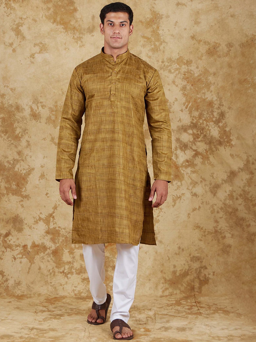 

BLUESAANCHI Textured Mandarin Collar Straight Kurta With Trousers, Bronze