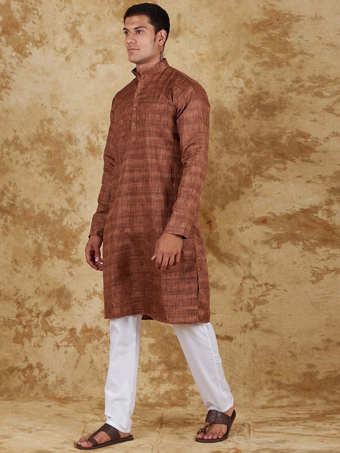 

BLUESAANCHI Textured Mandarin Collar Straight Kurta With Trousers, Brown