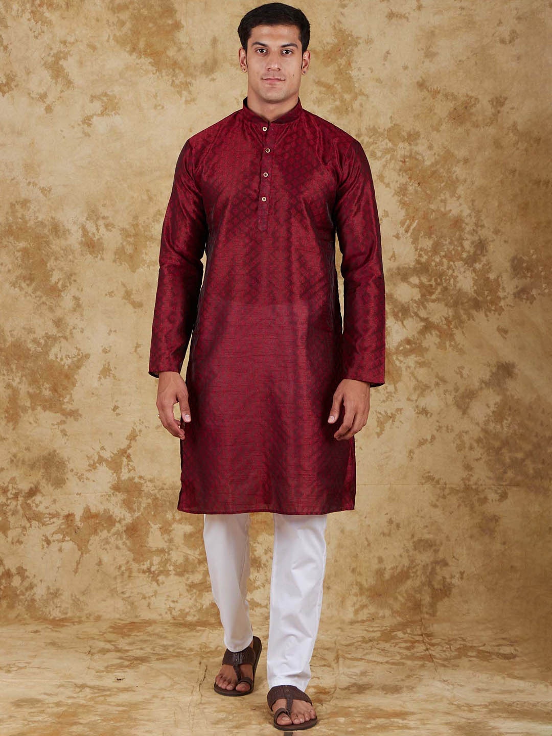 

BLUESAANCHI Ethnic Motifs Woven Design Mandarin Collar Straight Kurta With Trousers, Maroon