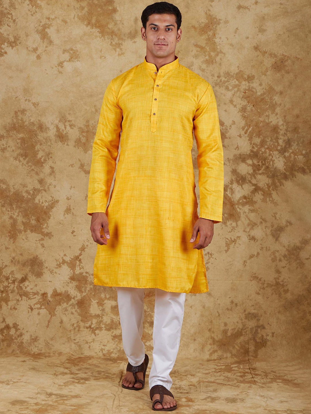 

BLUESAANCHI Textured Mandarin Collar Straight Kurta With Trousers, Yellow