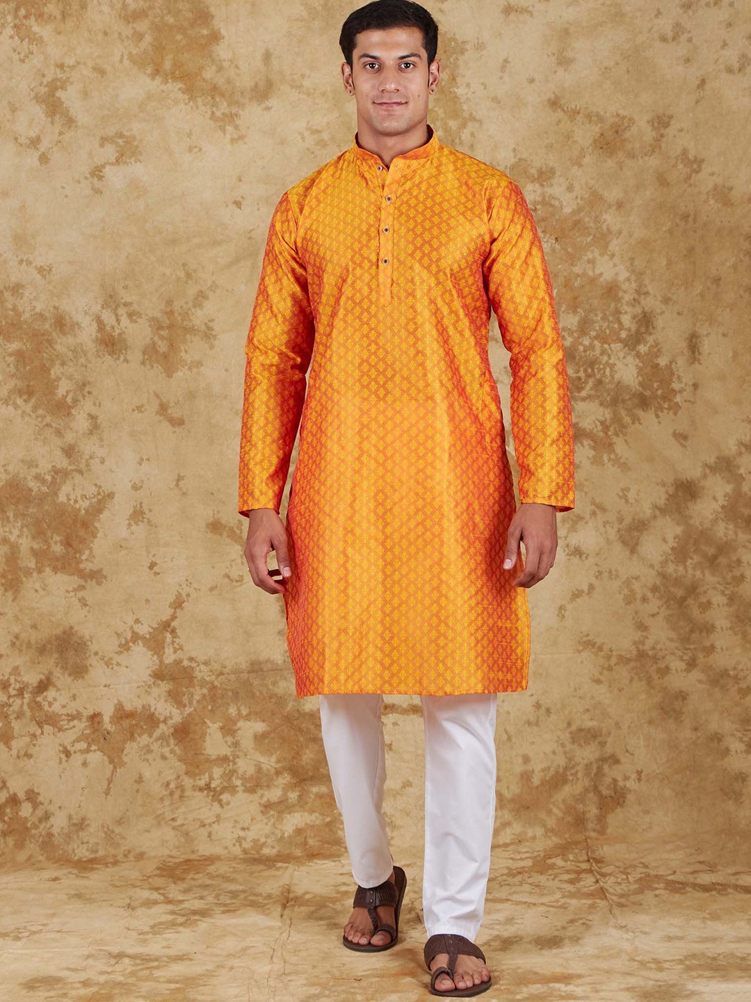 

BLUESAANCHI Ethnic Motifs Woven Design Mandarin Collar Straight Kurta With Trousers, Orange