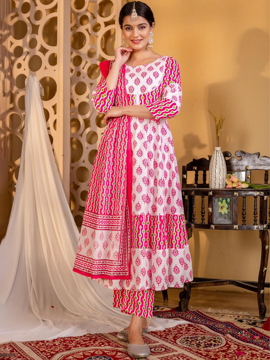 

mokshi Floral Printed Regular Kurta with Trousers & Dupatta, Pink