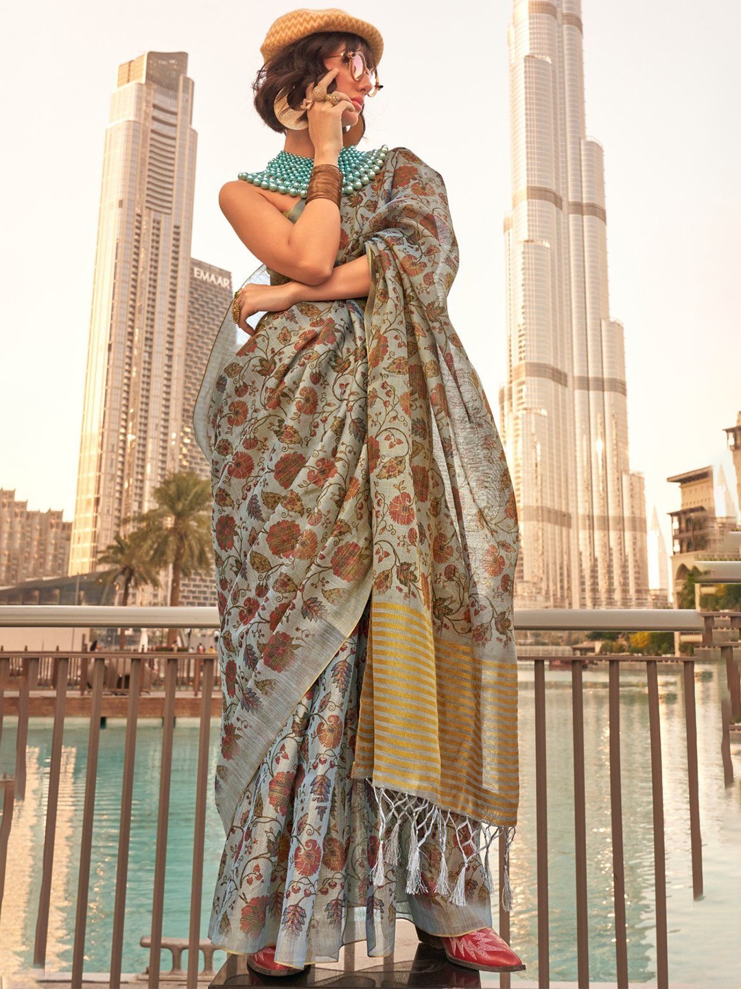 

MySilkLove Floral Printed Solid Border Saree, Grey