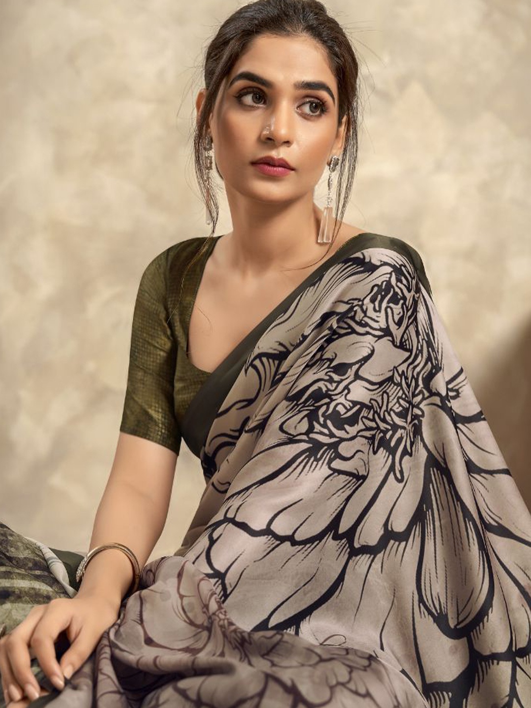 

MySilkLove Floral Printed Solid Border Saree, Grey