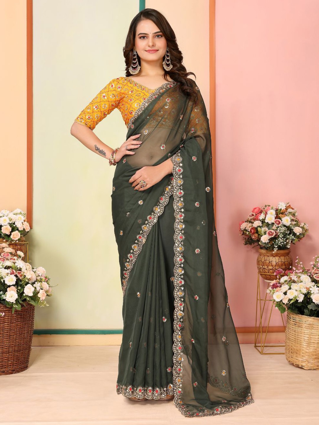 

VAIRAGEE Embellished Sequinned Saree, Grey