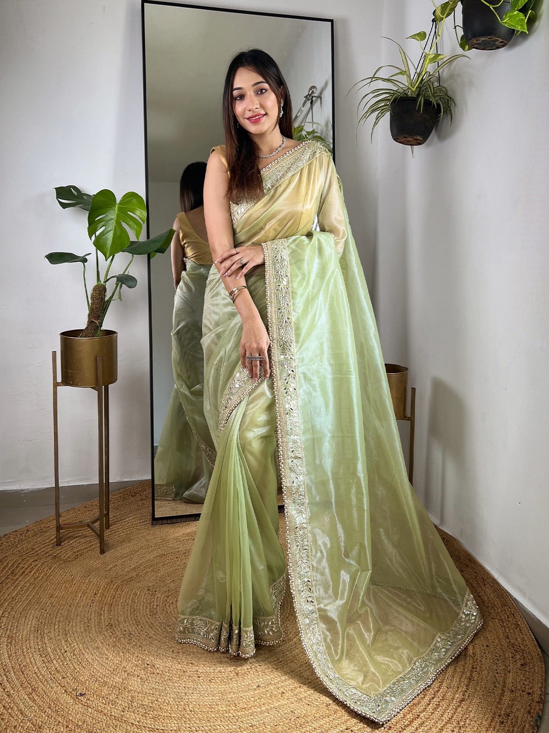 

Munir Solid Embroidered Saree, Green