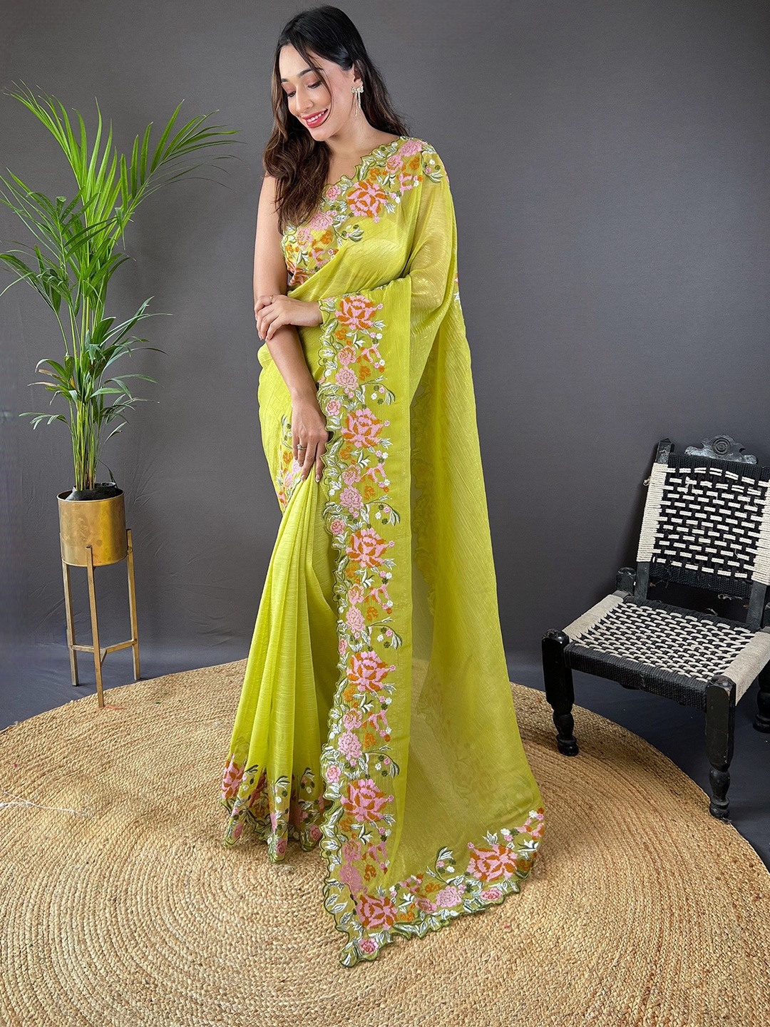 

Munir Solid Embroidered Saree, Yellow