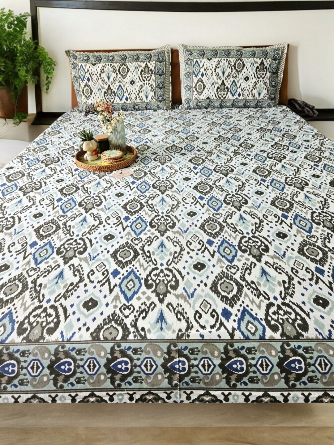 

Feels Like Home Grey & White Geometric 200 TC Cotton King Bedsheet With 2 Pillow Covers