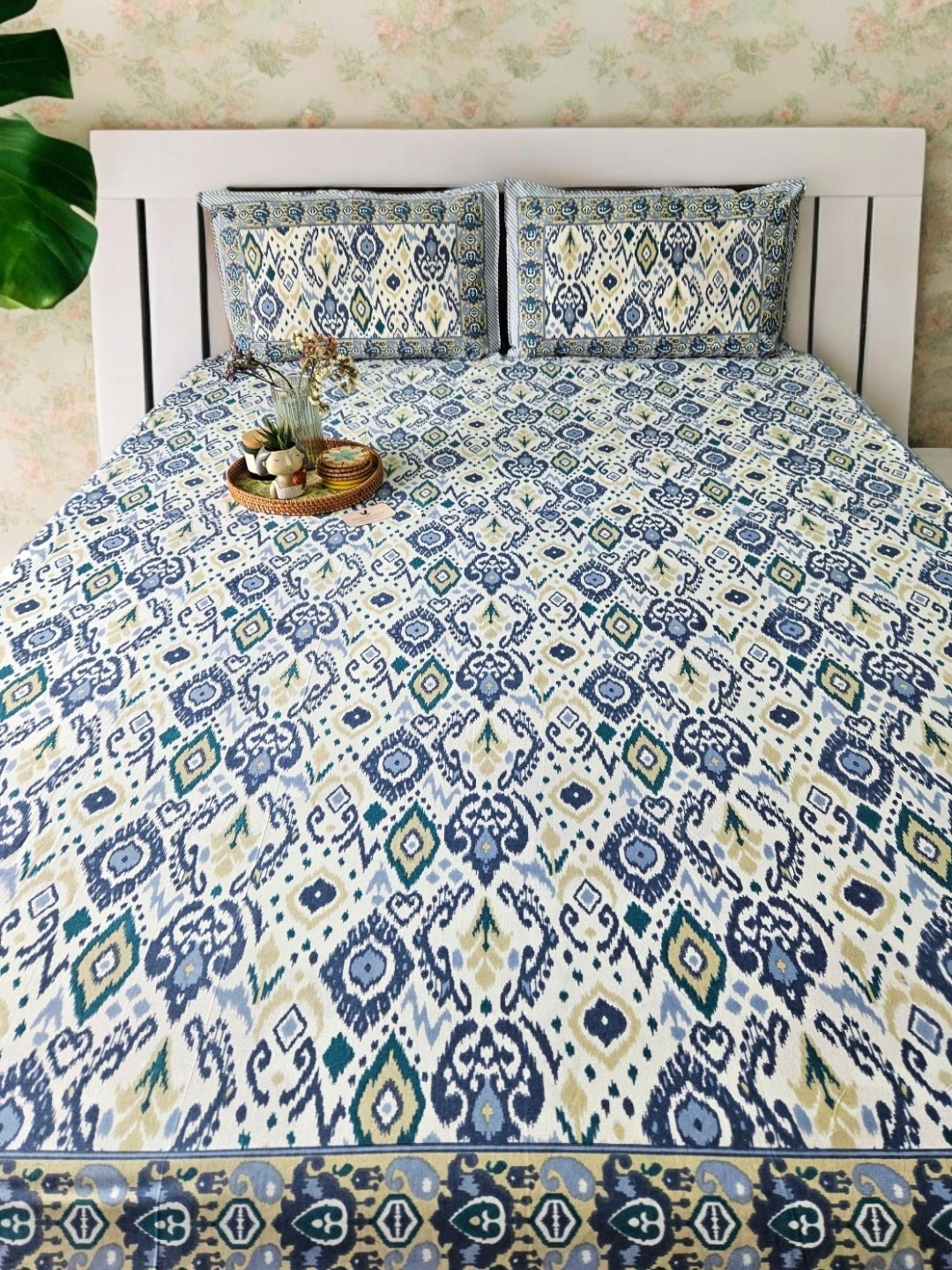 

Feels Like Home Blue & White Geometric 200 TC Cotton King Bedsheet With 2 Pillow Covers