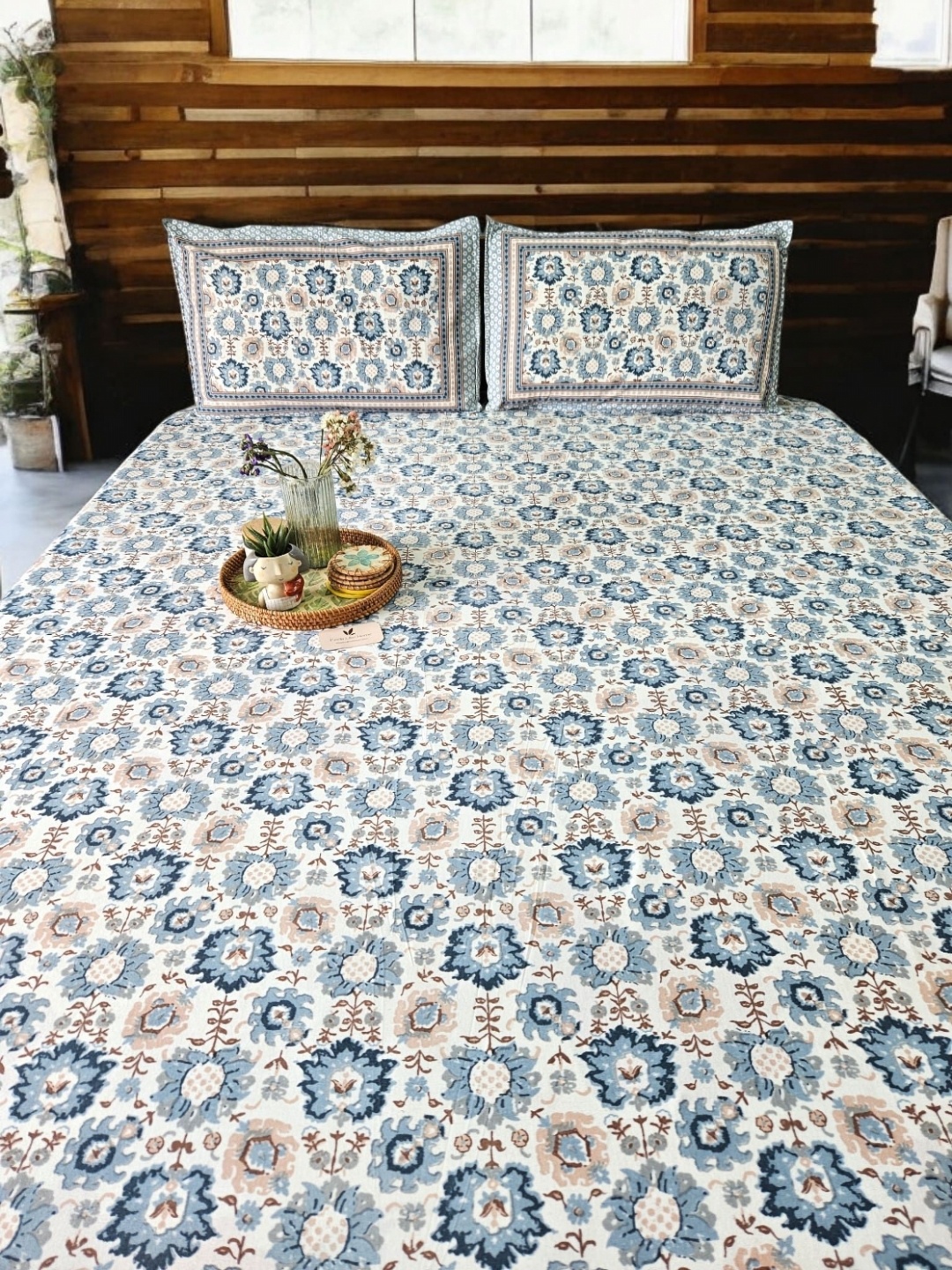 

Feels Like Home Blue & White Floral 200 TC Cotton King Bedsheet With 2 Pillow Covers