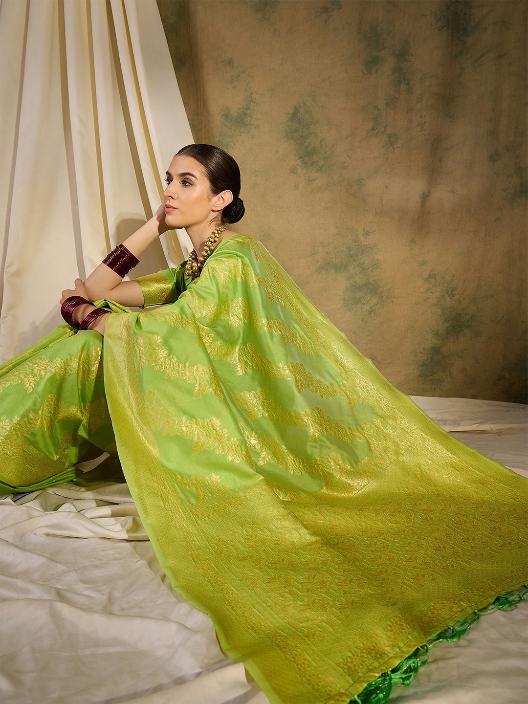 

Sangria Ethnic Motif Zari Woven Striped Banarasi Saree With Blouse, Green