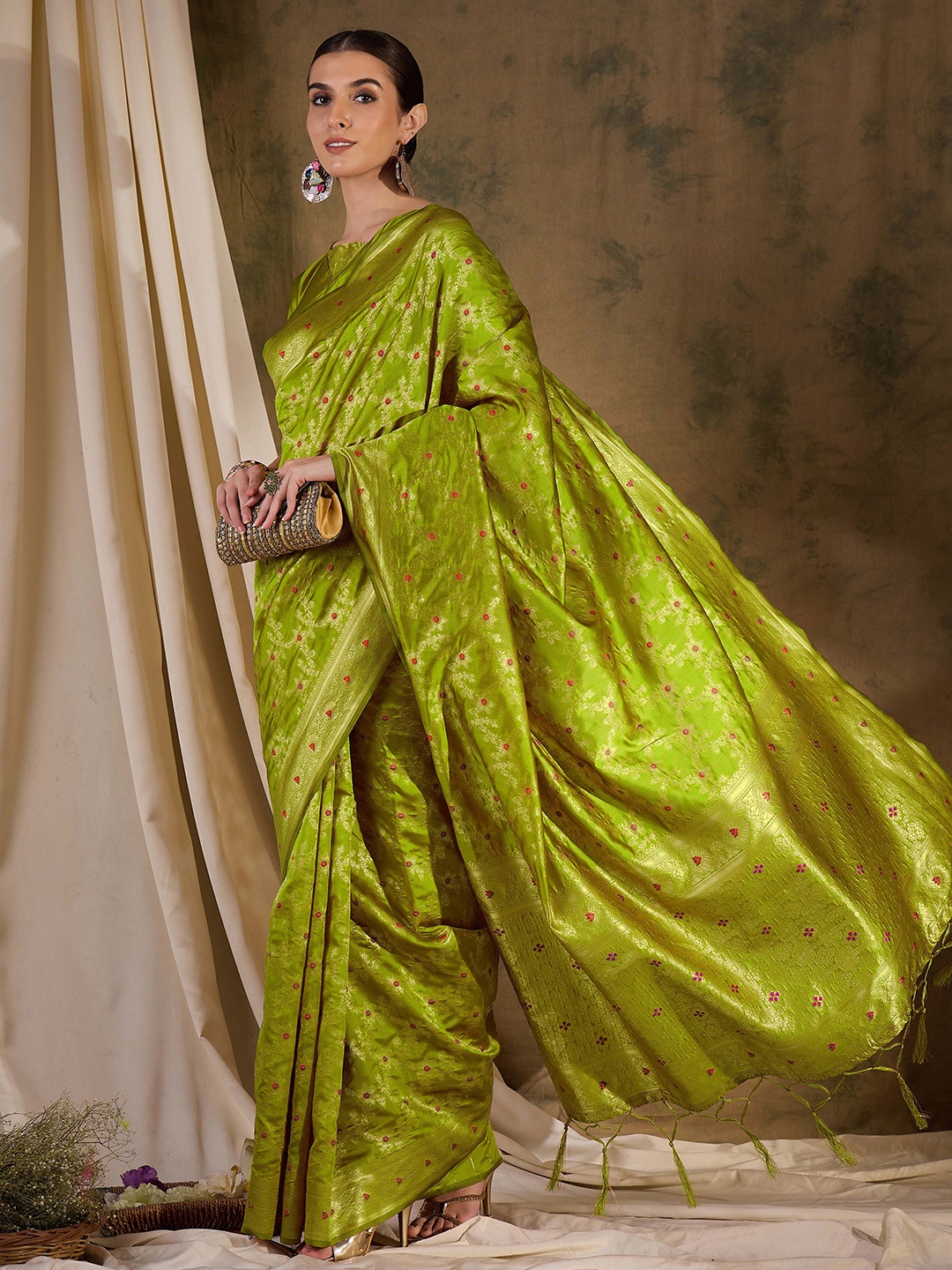 

Sangria Ethnic Motif Zari Woven Banarasi Saree With Blouse, Green