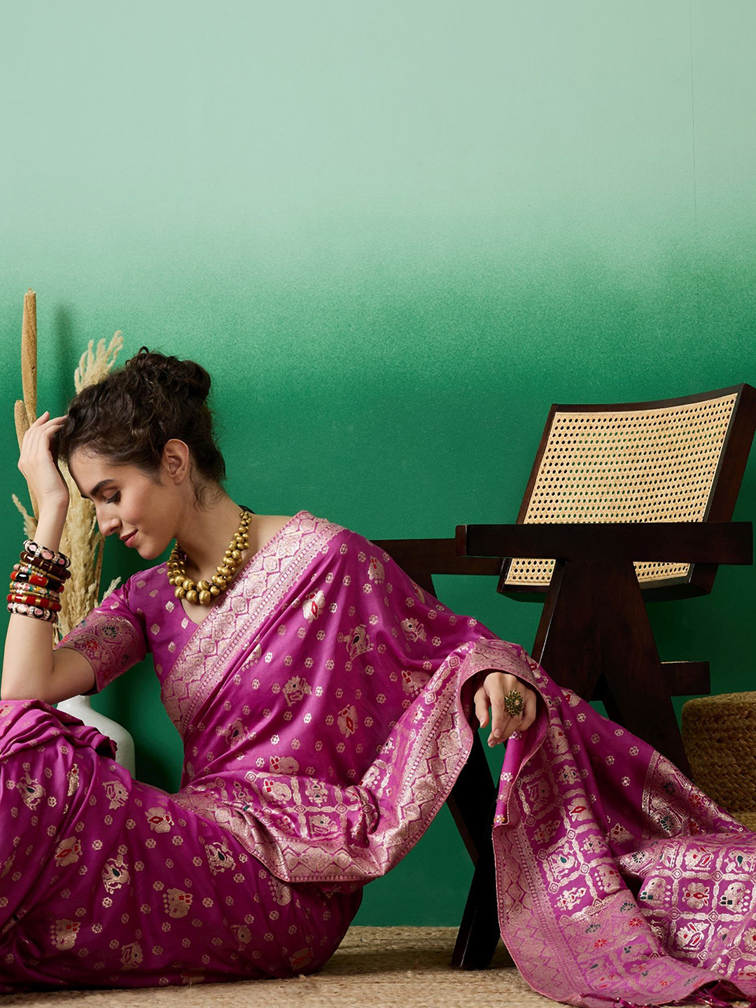 

Sangria Ethnic Motif Zari Woven Kanjeevaram Saree with Blouse, Pink