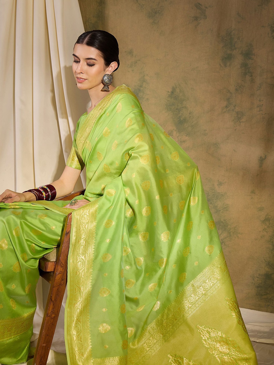 

Sangria Ethnic Motif Zari Woven Banarasi Saree With Blouse, Green