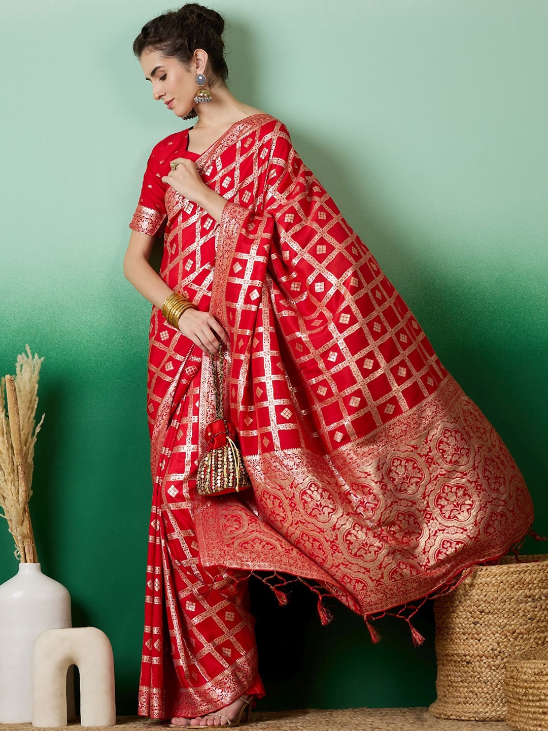 

Sangria Zari Woven Kanjeevaram Saree With Blouse Piece, Red