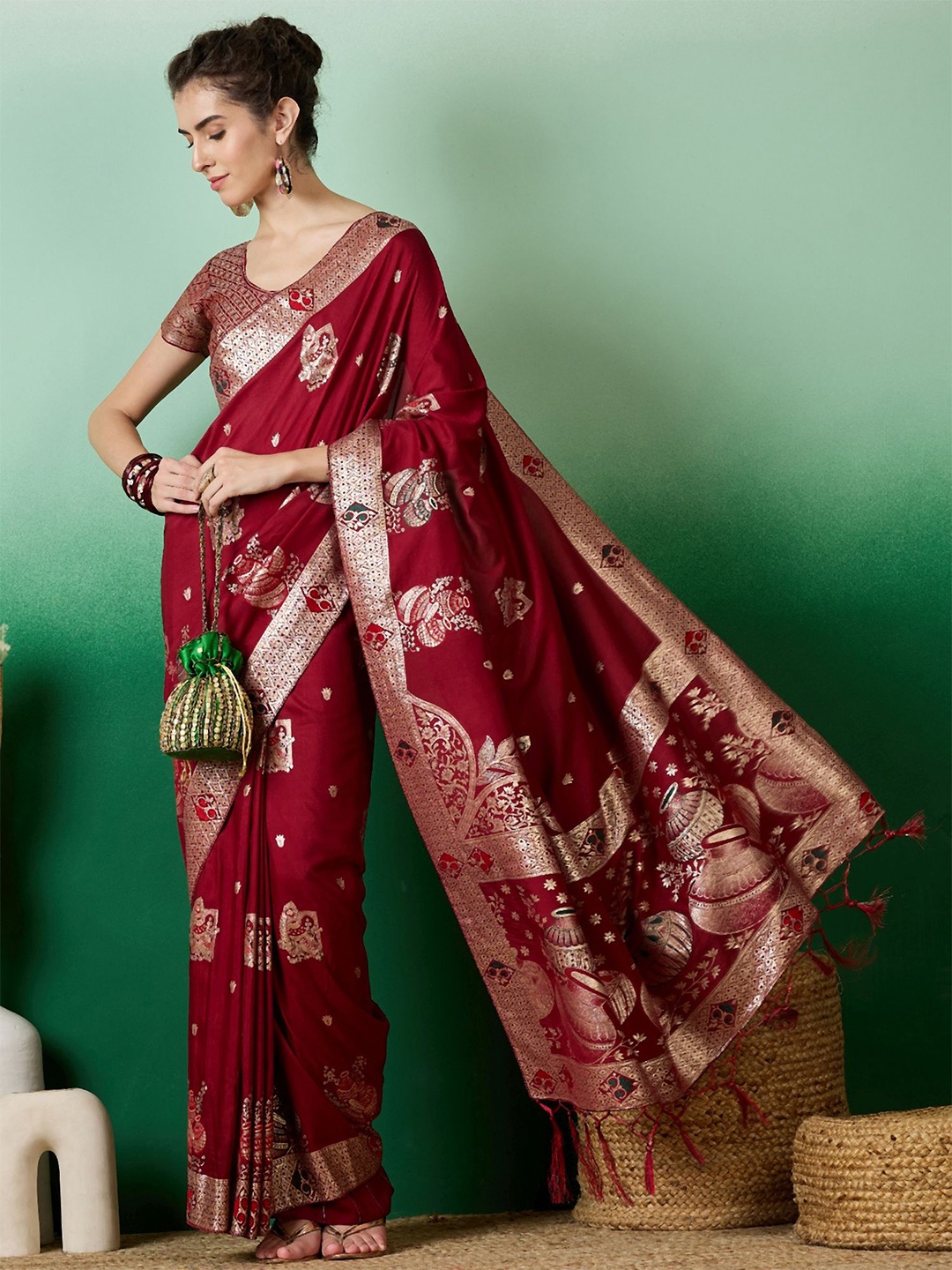 

Sangria Ethnic Motif Zari Woven Tassel Detail Kanjeevaram Saree, Maroon