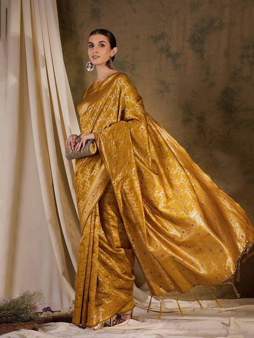 

Sangria Ethnic Motif Zari Woven Banarasi Saree with Blouse, Gold