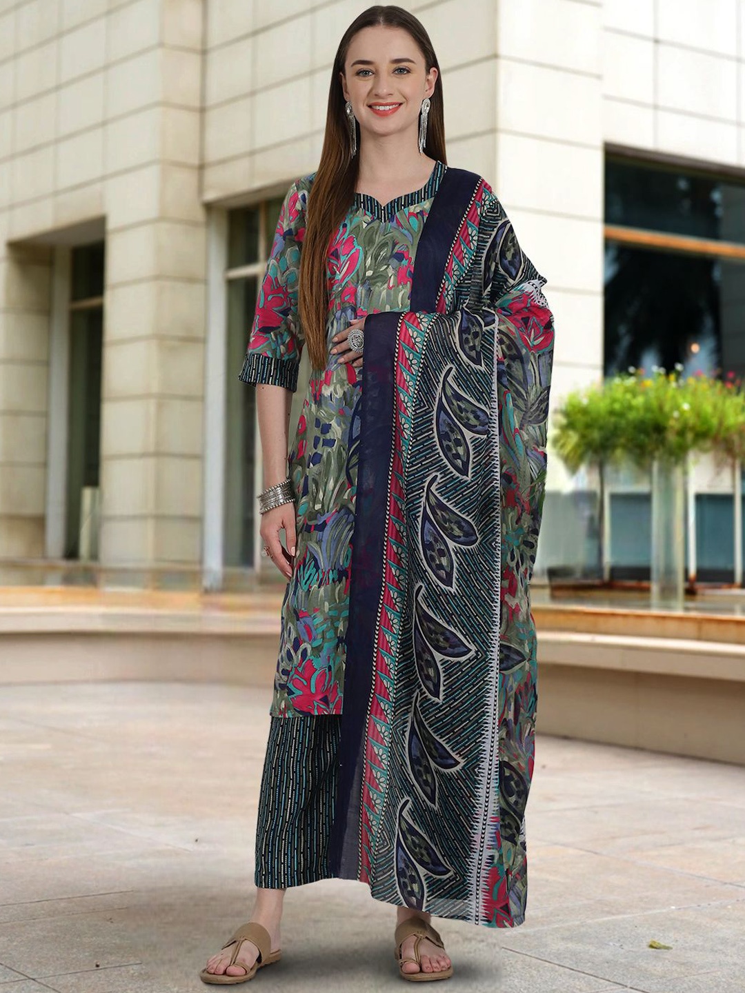 

7Threads Floral Printed Sweetheart Neck Kurta with Trousers & Dupatta, Green
