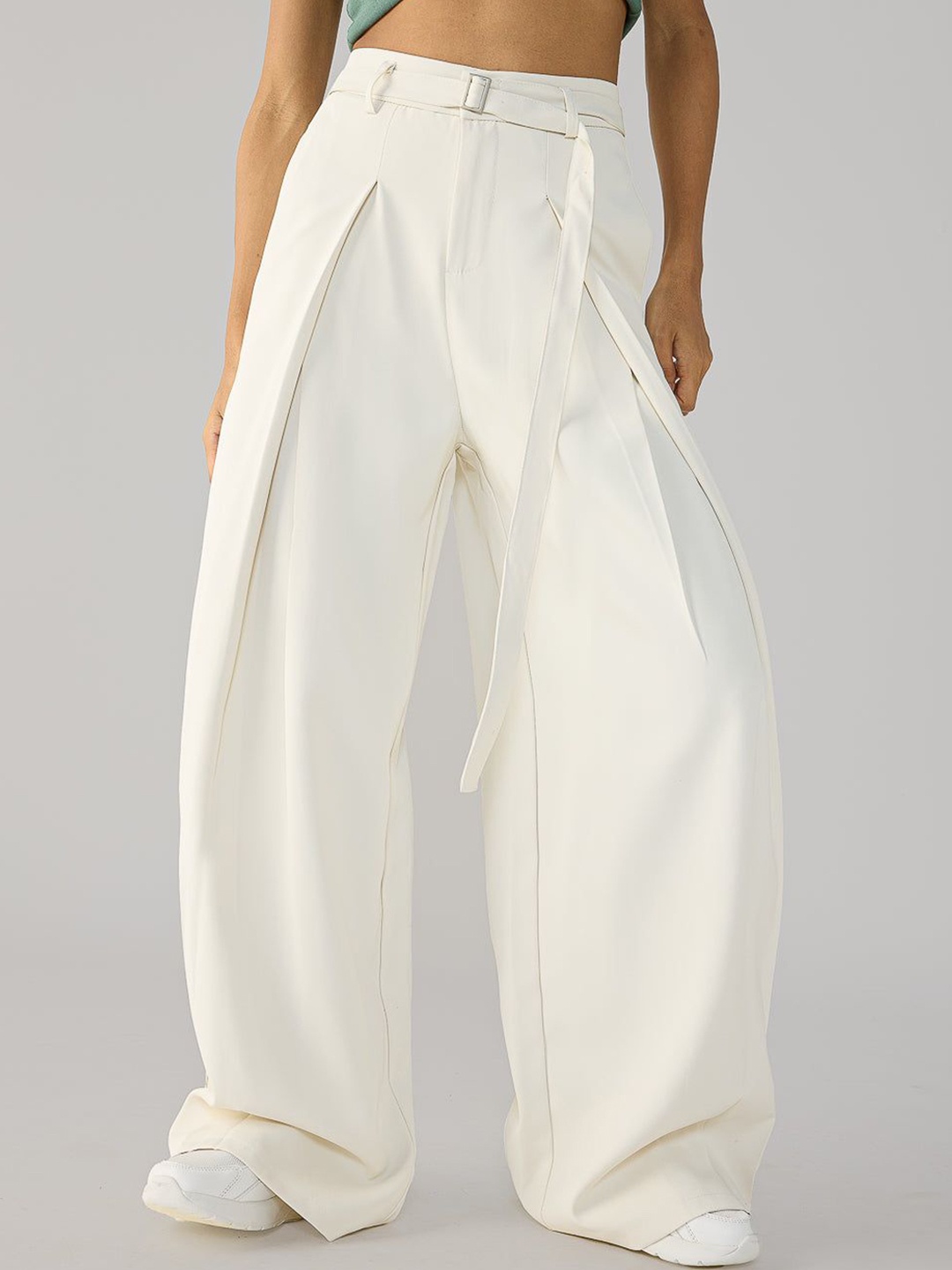 

FREAKINS Women Flared High-Rise Pleated Trousers, Off white