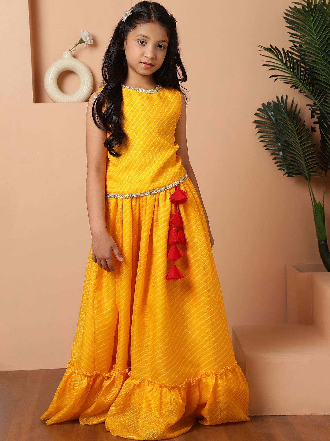 

NEUDIS Girls Printed Ready to Wear Lehenga With Blouse, Yellow