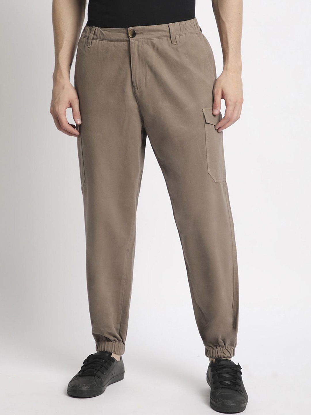 

The Roadster Lifestyle Co Men Relaxed-Fit Mid-Rise Cotton Cargo Trouser, Brown