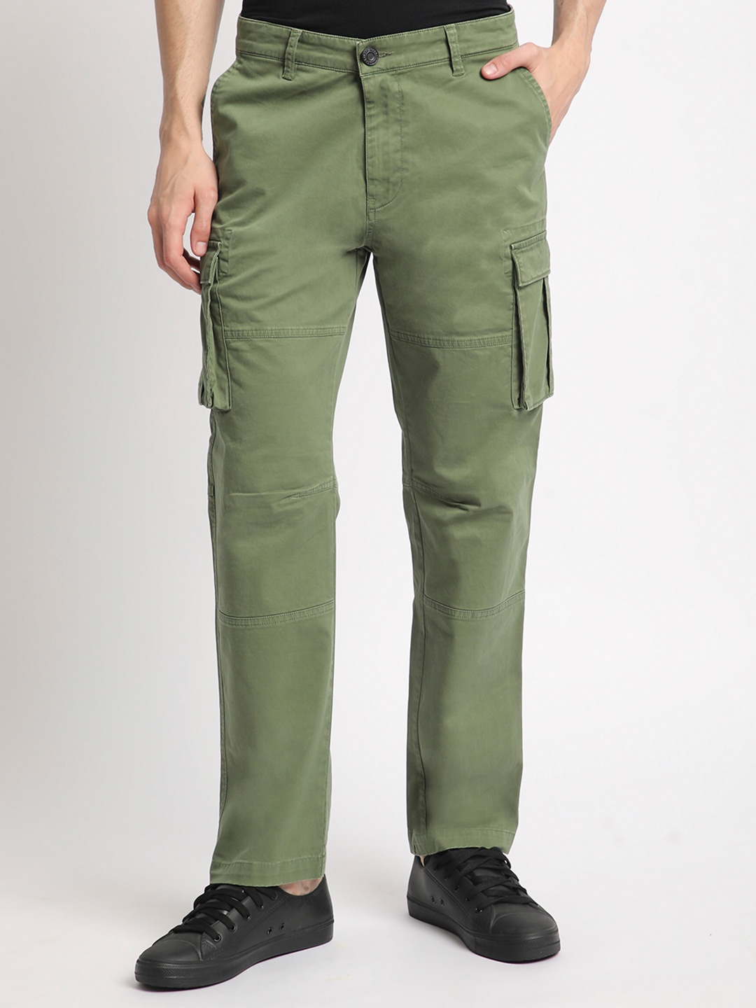 

Bene Kleed Men Relaxed Mid-Rise Cargos Trousers, Green