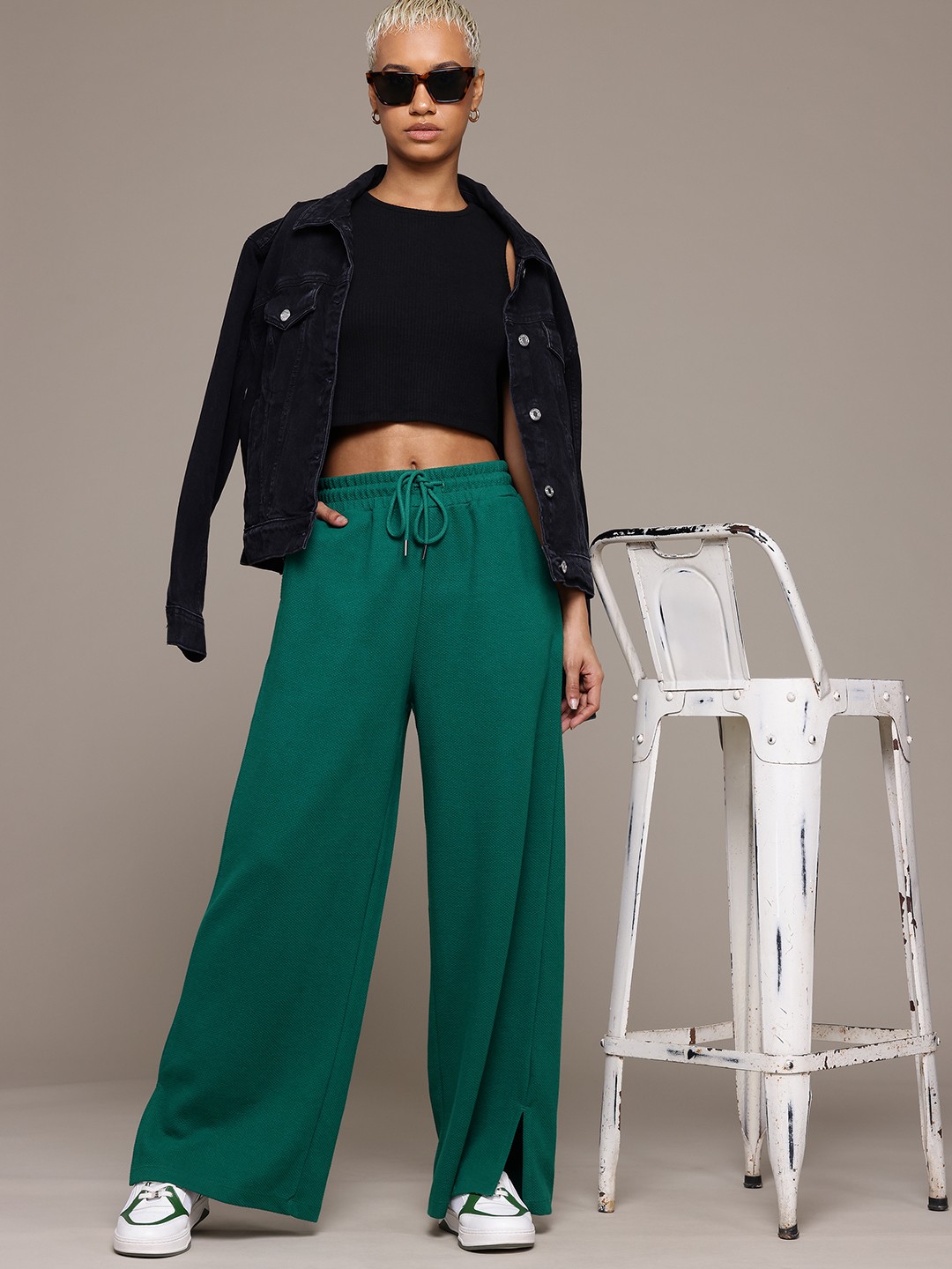 

Roadster Women Textured Trousers, Green