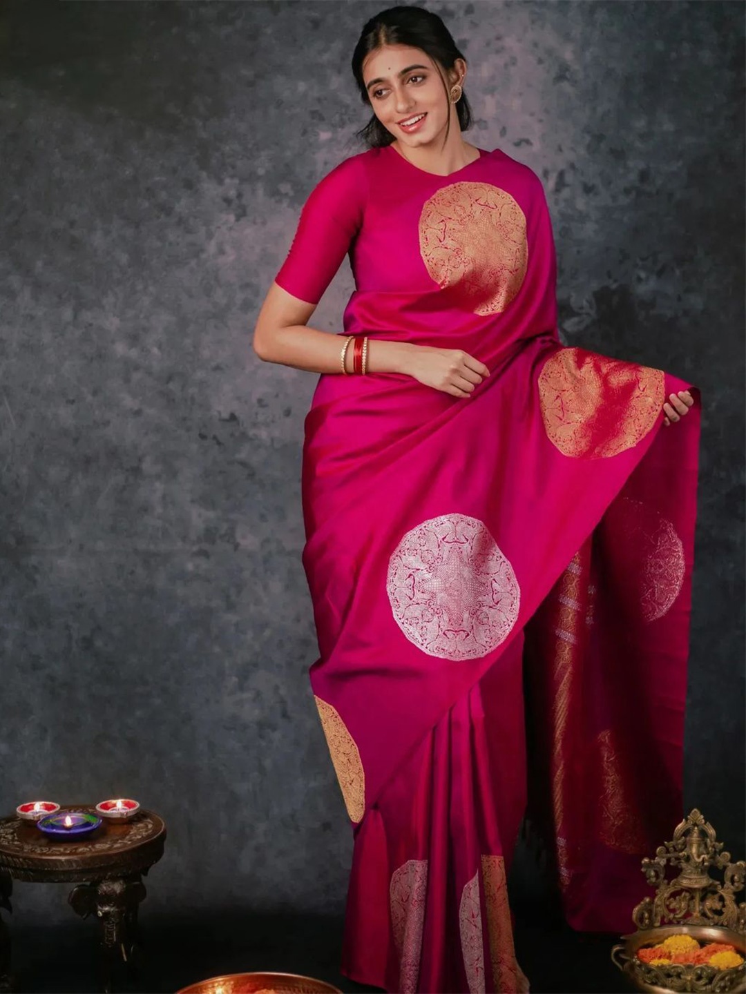 

DIVASTRI Woven Design Zari Banarasi Saree, Pink