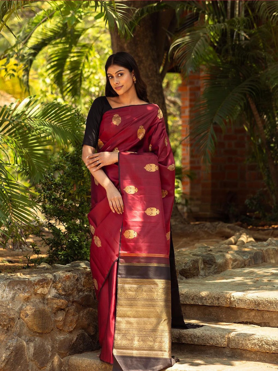 

DIVASTRI Woven Design Zari Banarasi Saree, Maroon