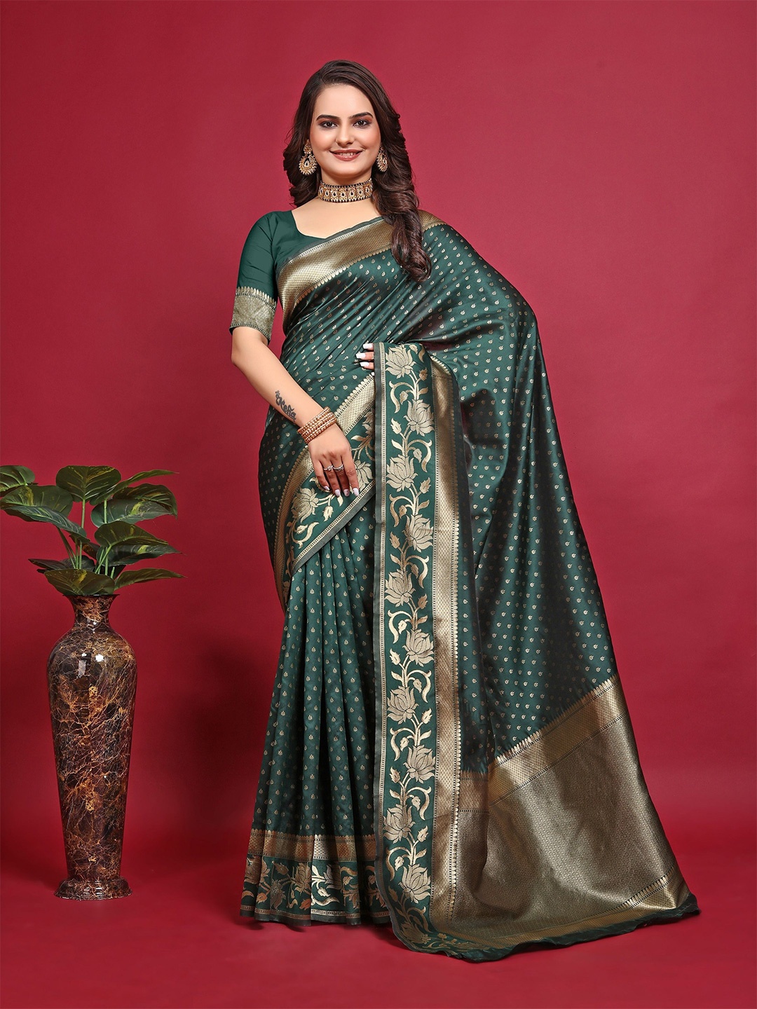 

DIVASTRI Woven Design Zari Banarasi Saree, Green