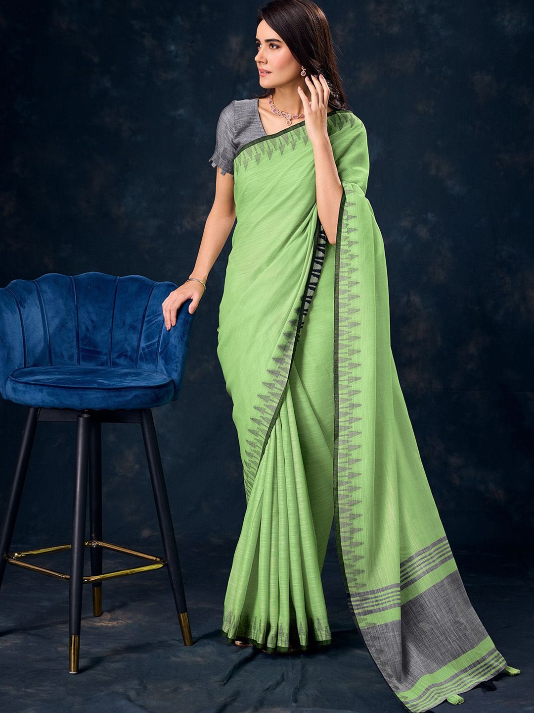 

Ishin Abstract Printed Saree With Blouse Piece, Green