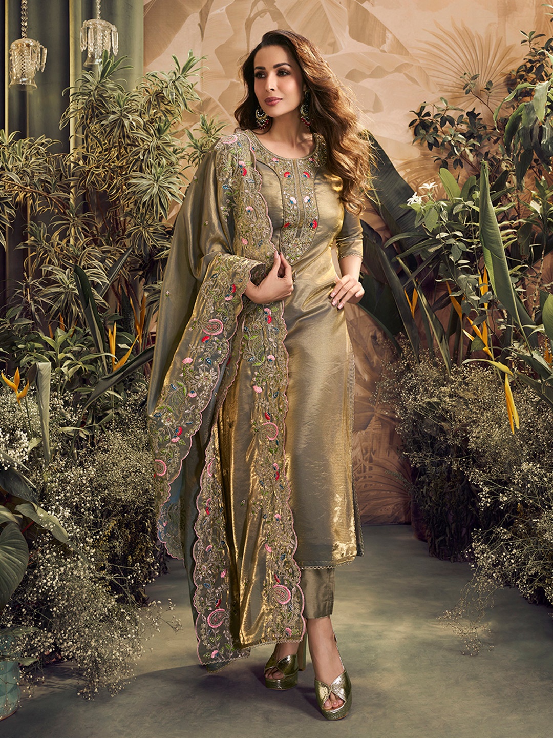 

Inddus Women Floral Embroidered Zari Straight Crushed Organza Kurta Set, Green