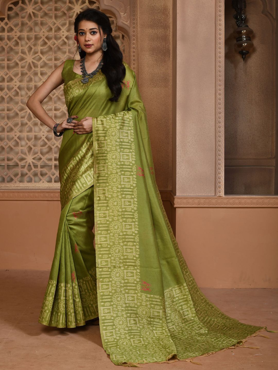 

Mitera Ethnic Motifs Printed Saree, Green