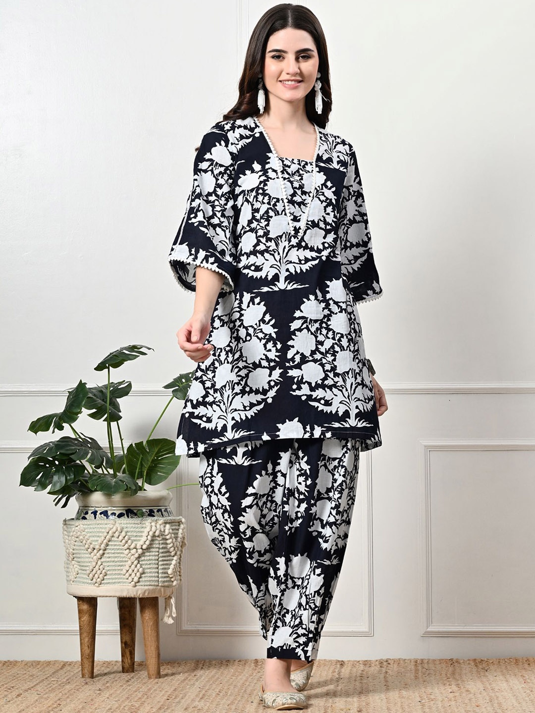 

Laado - Pamper Yourself Paisley Printed Square Neck Pure Cotton Kurta with Salwar, Black