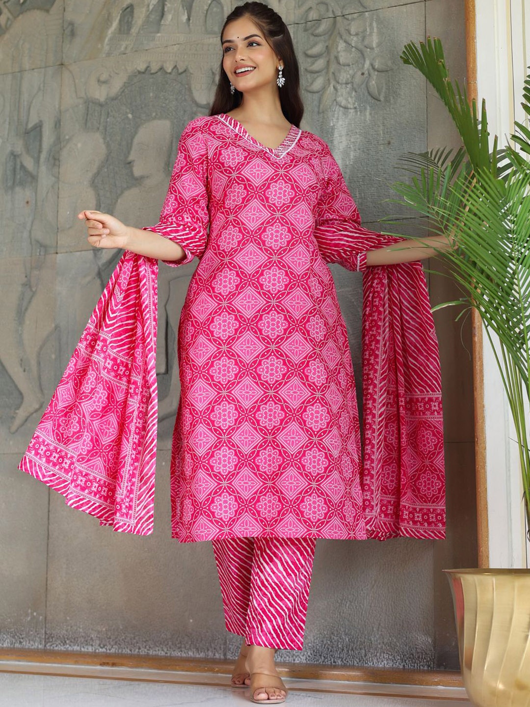 

Anouk Bandhani Printed V-Neck Pure Cotton Straight Kurta With Trousers & Dupatta, Fuchsia
