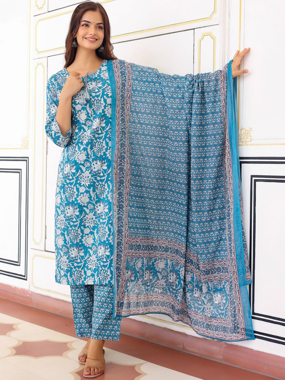 

Anouk Floral Printed Round Neck Pure Cotton Kurta With Trousers & Dupatta, Turquoise blue