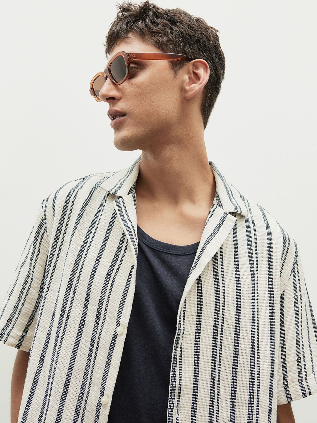 

H&M Men Regular Fit Striped Resort shirt, Black