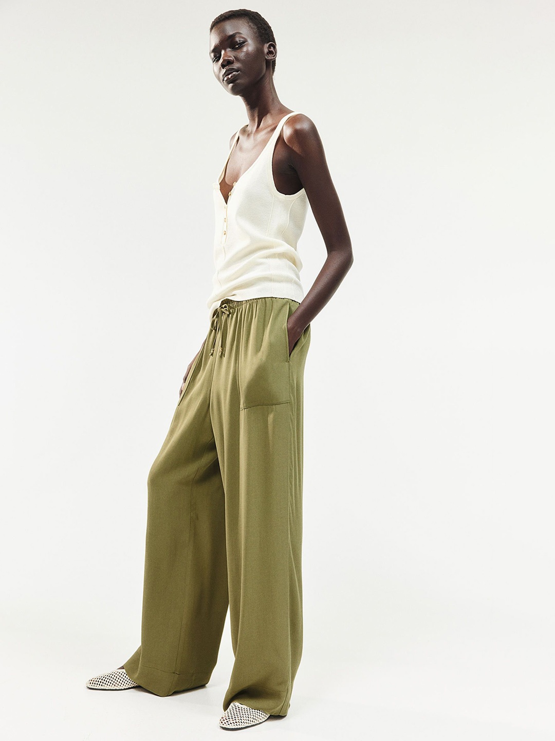 

H&M Women Viscose Mid-Rise Loose Fit Drawstring Trousers, Green