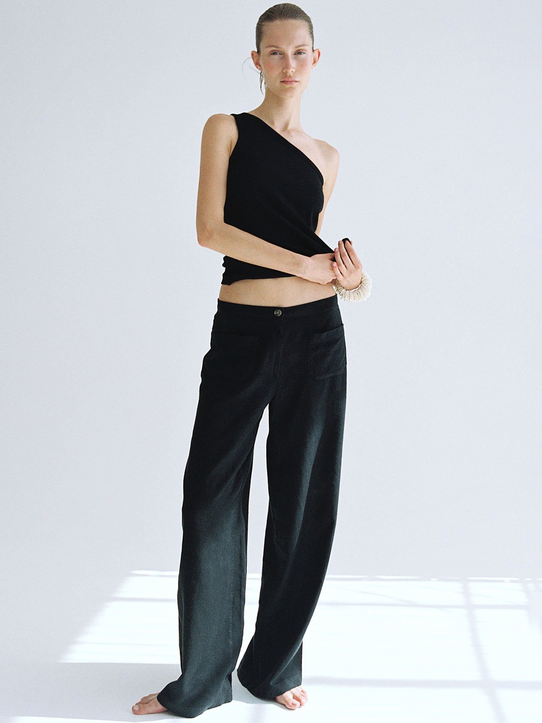 

H&M Women Loose Fit Mid-Rise Trousers, Black