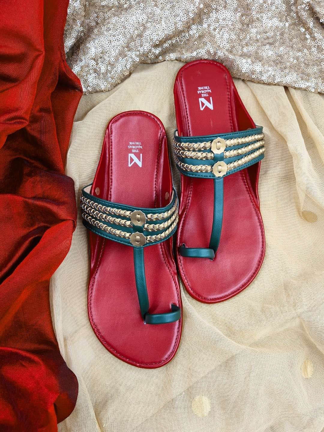 

THE MADRAS TRUNK Women Printed One Toe Flats with Bows, Maroon