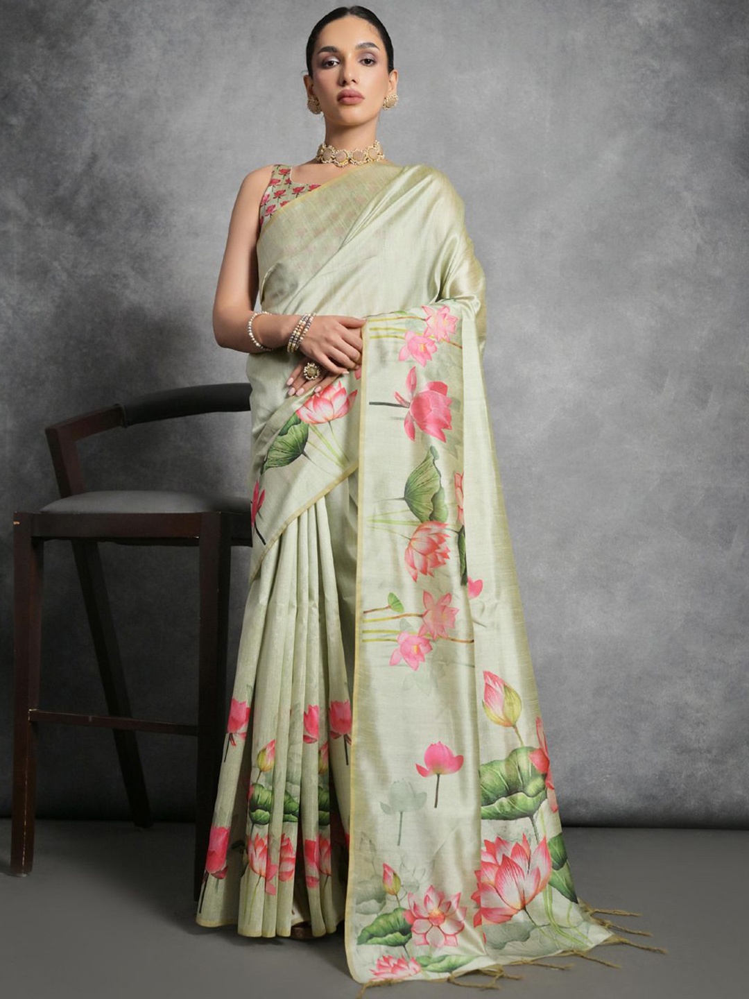 

Panzora Floral Saree With Blouse Piece, Olive
