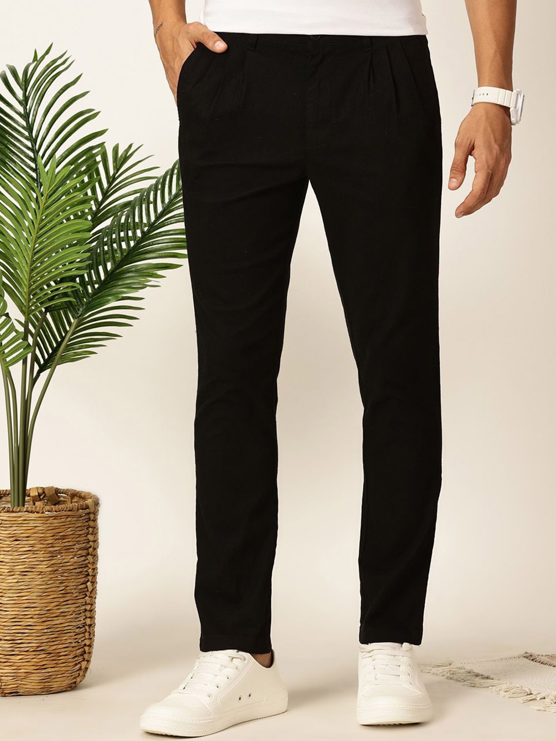 

Mast & Harbour Men Mid-Rise Classic Easy Wash Pleated Trousers, Black
