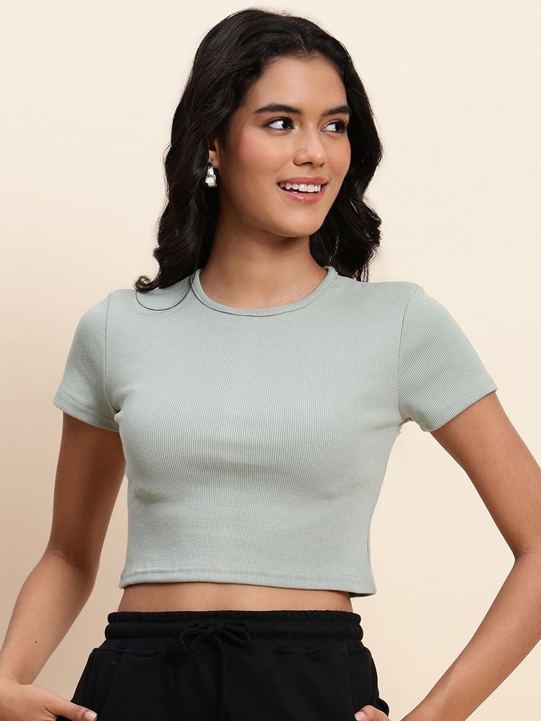 

UnaOne Women Solid Round Neck Slim Fit Crop T-shirt, Green