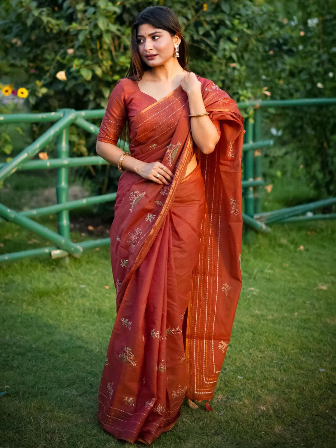 

Mitera Ethnic Motifs Embroidered Tussar Saree, Red