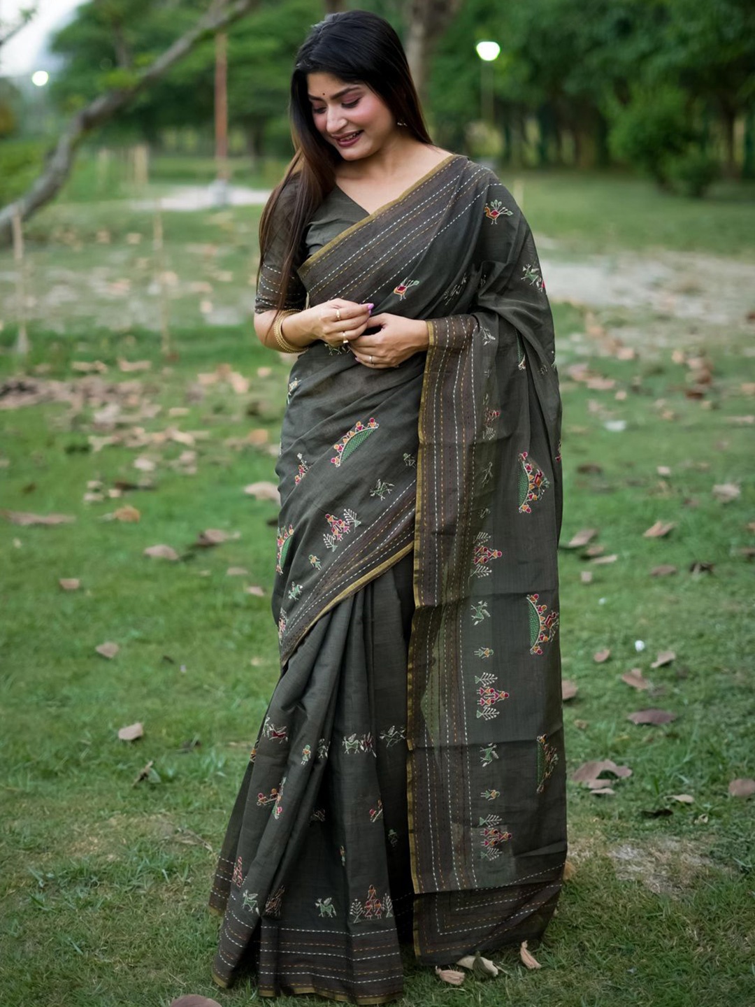 

Mitera Embroidered Warli Motif Tussar Saree, Black