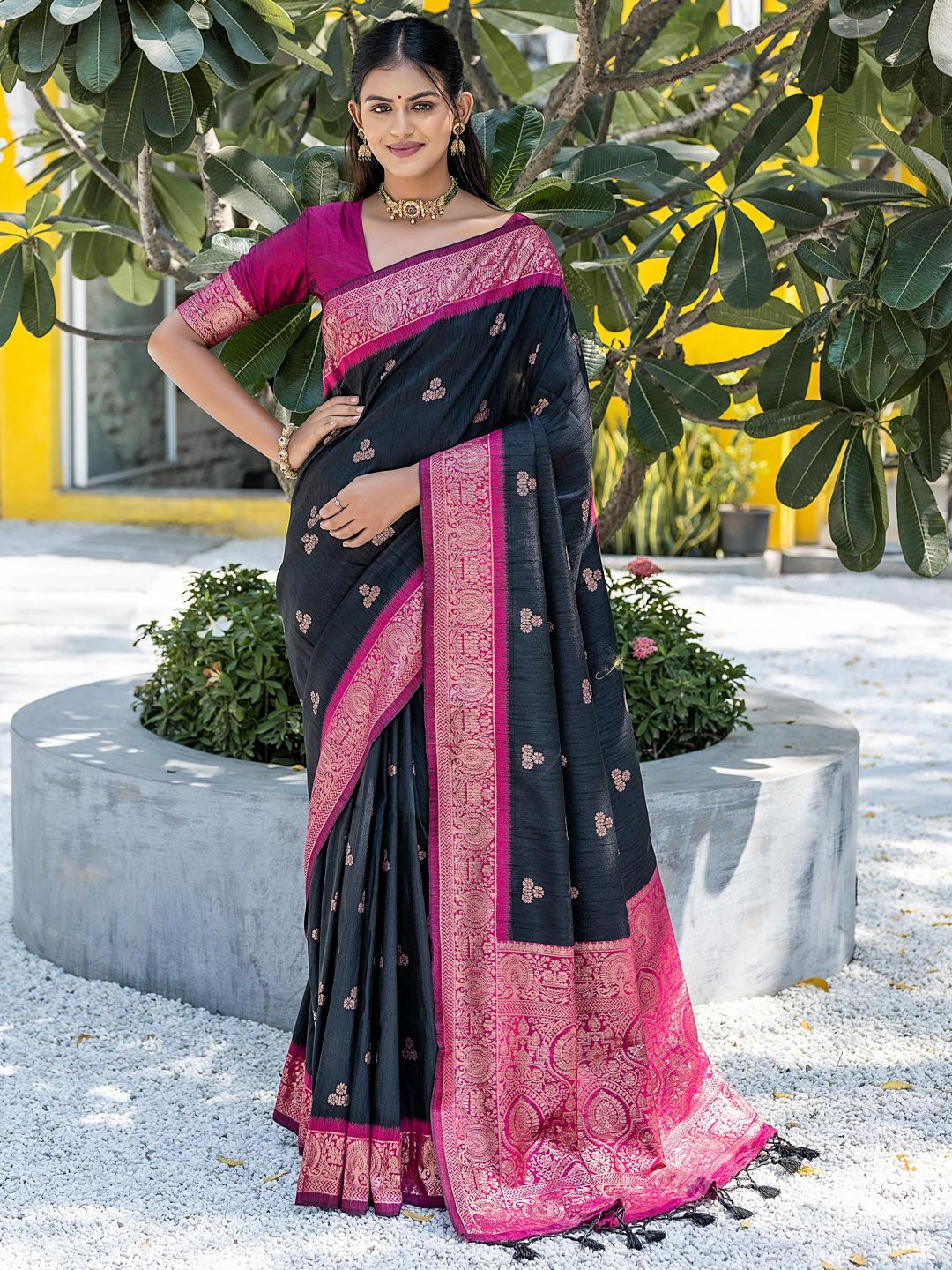 

Panzora Floral Zari Saree, Black