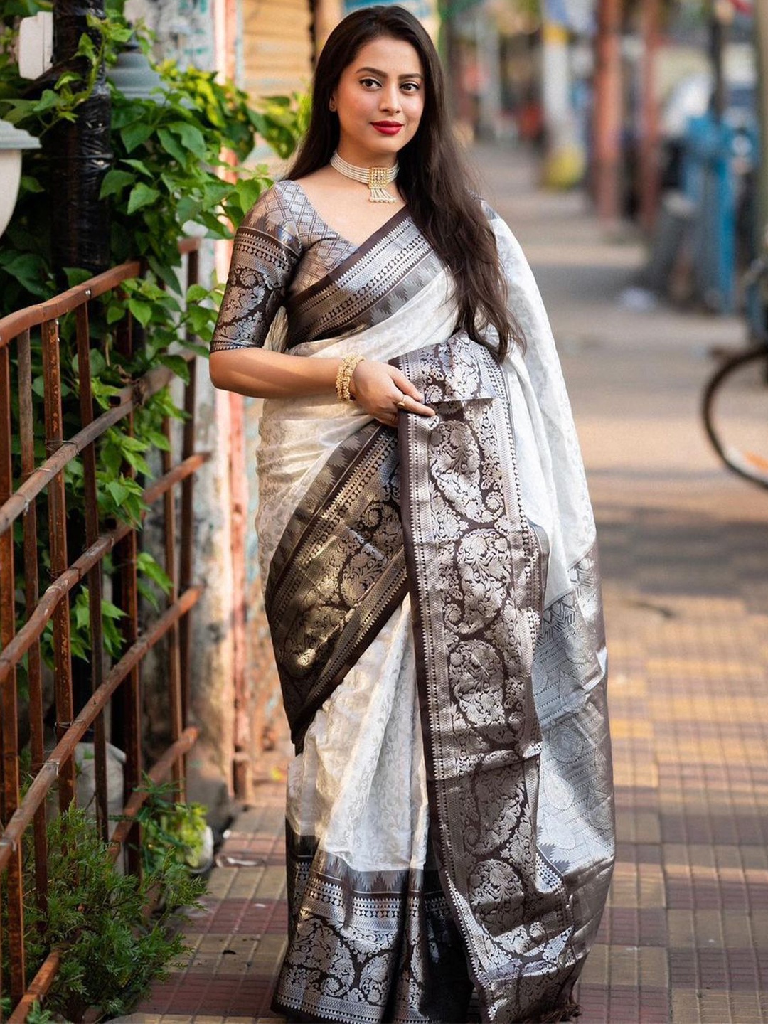 

Upalksh Ethnic Motif Zari Woven Kanjeevaram Saree, White